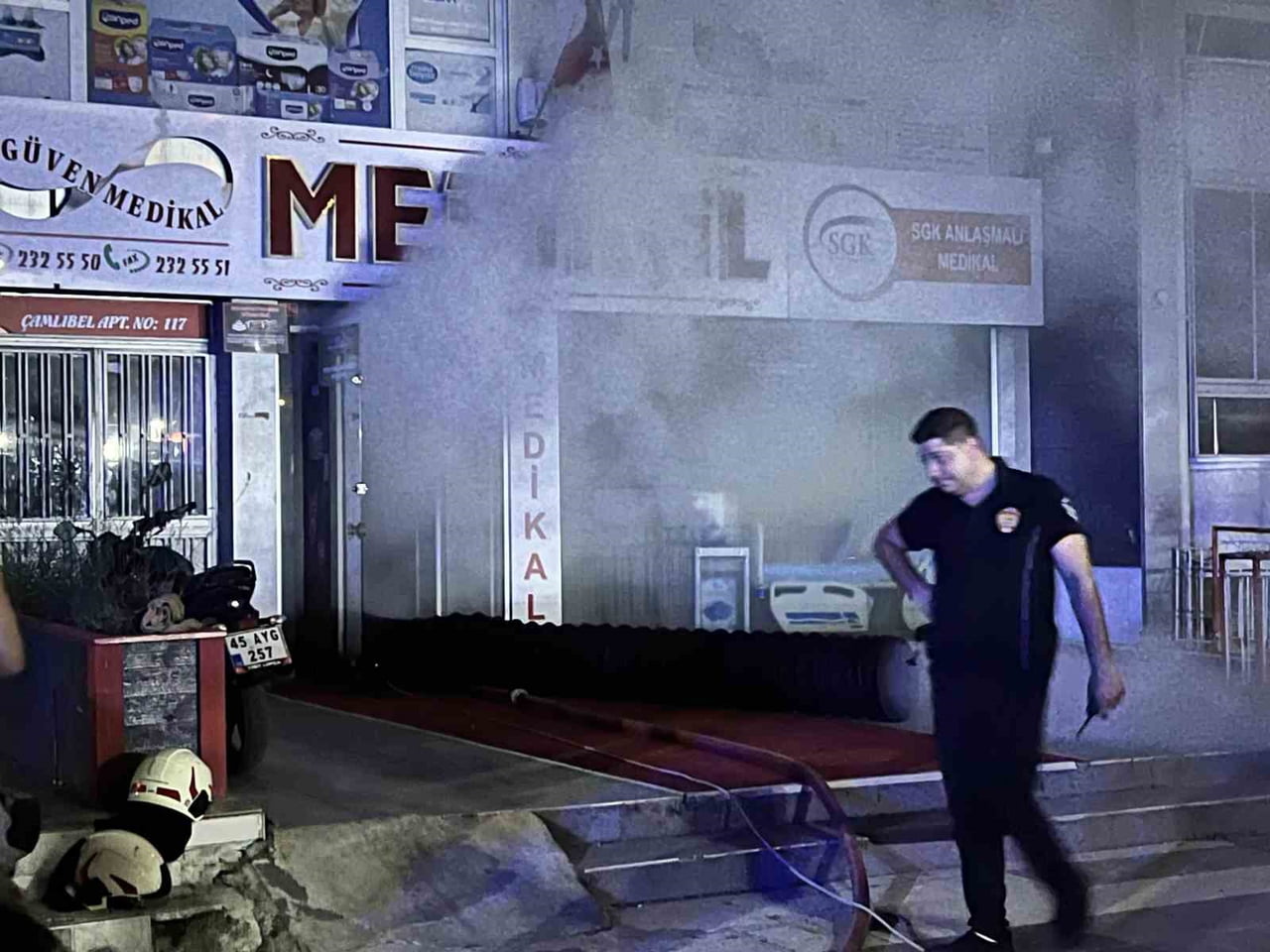 MANİSA’NIN YUNUSEMRE İLÇESİNDE, MEDİKAL ÜRÜNLERİN SATILDIĞI BİR İŞ YERİNDE ÇIKAN YANGIN PANİĞE...