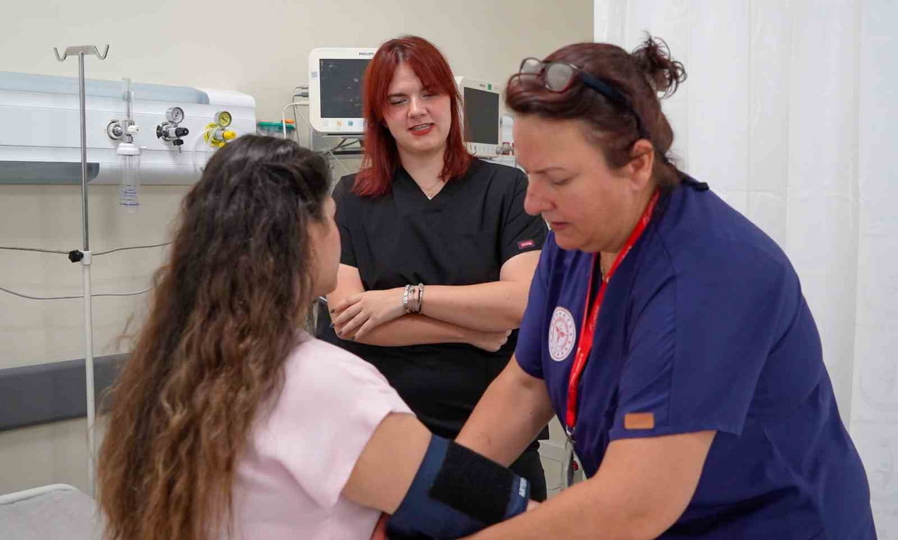 MANİSA ŞEHİR HASTANESİ ACİL SERVİSİN EMEKTAR HEMŞİRESİ NEŞE ERTÜRK, DOKTOR ÇIKAN KIZI ZEYNEP...