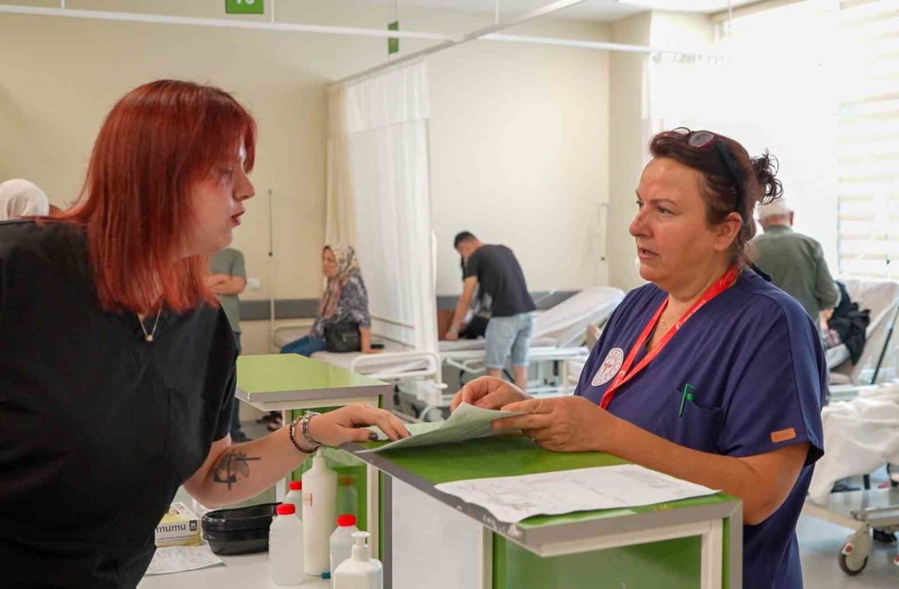 MANİSA ŞEHİR HASTANESİ ACİL SERVİSİN EMEKTAR HEMŞİRESİ NEŞE ERTÜRK, DOKTOR ÇIKAN KIZI ZEYNEP...