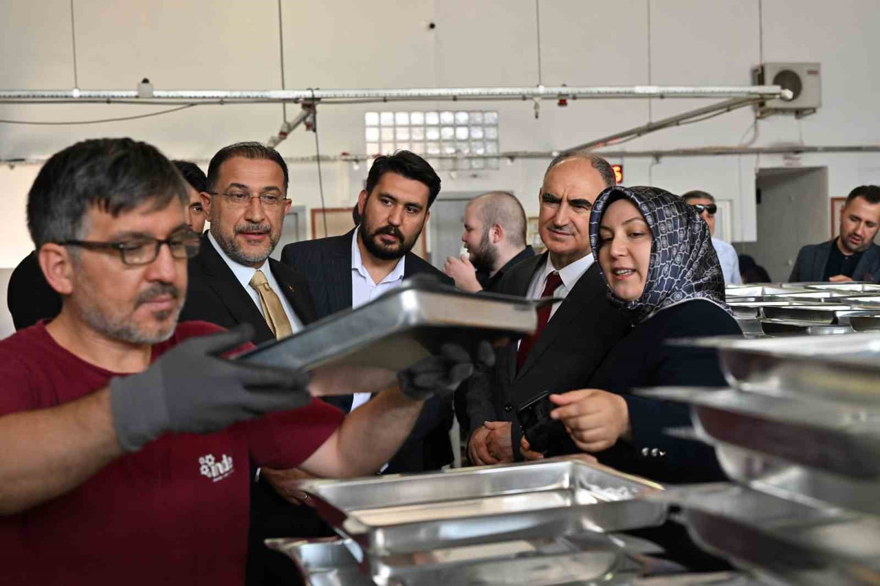 MANİSALI İŞADAMLARI TARAFINDAN DÜZENLENEN "MANİSA SANAYİSİNDE İMALAT VE İSTİHDAM" KONULU...
