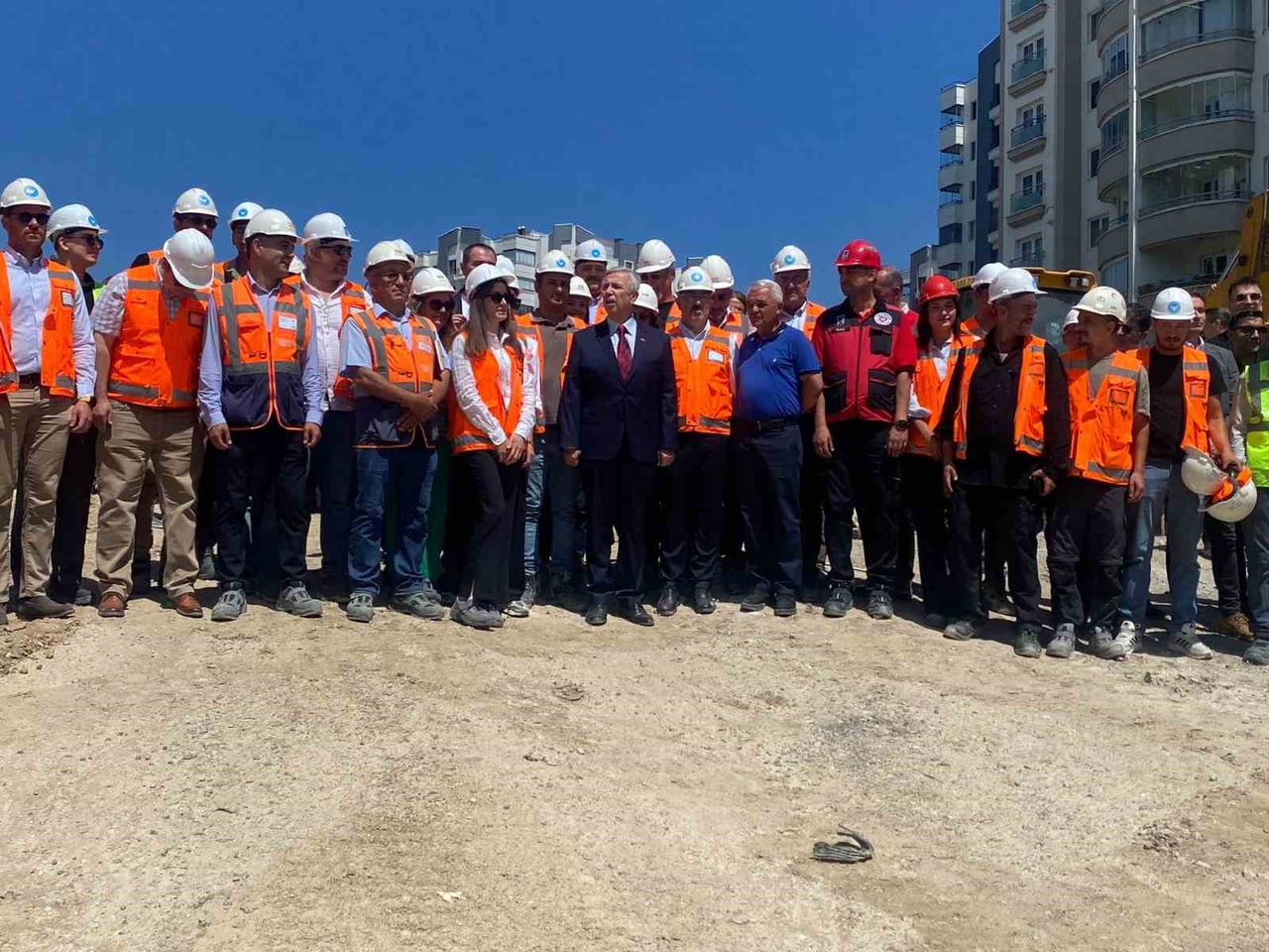 MANSUR YAVAŞ VE BERABERİNDEKİ İŞCİLER