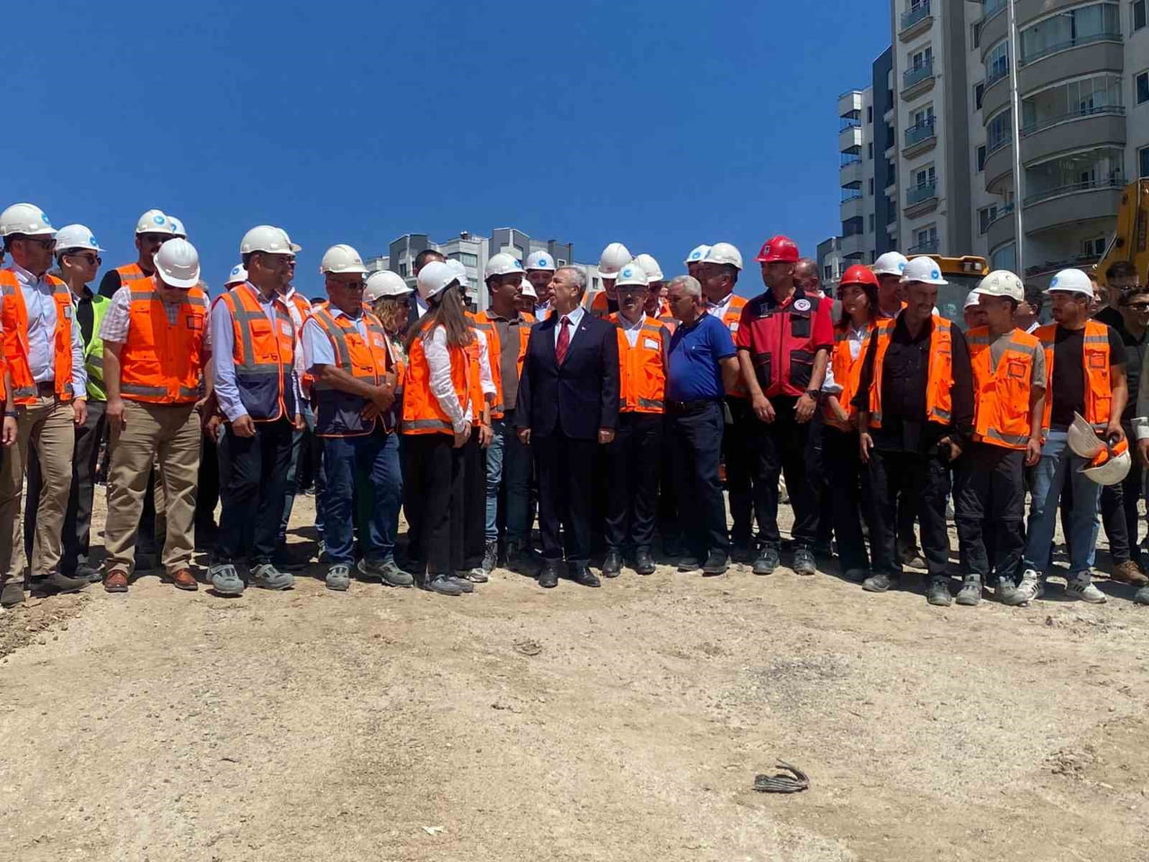 MANSUR YAVAŞ VE BERABERİNDEKİ İŞCİLER