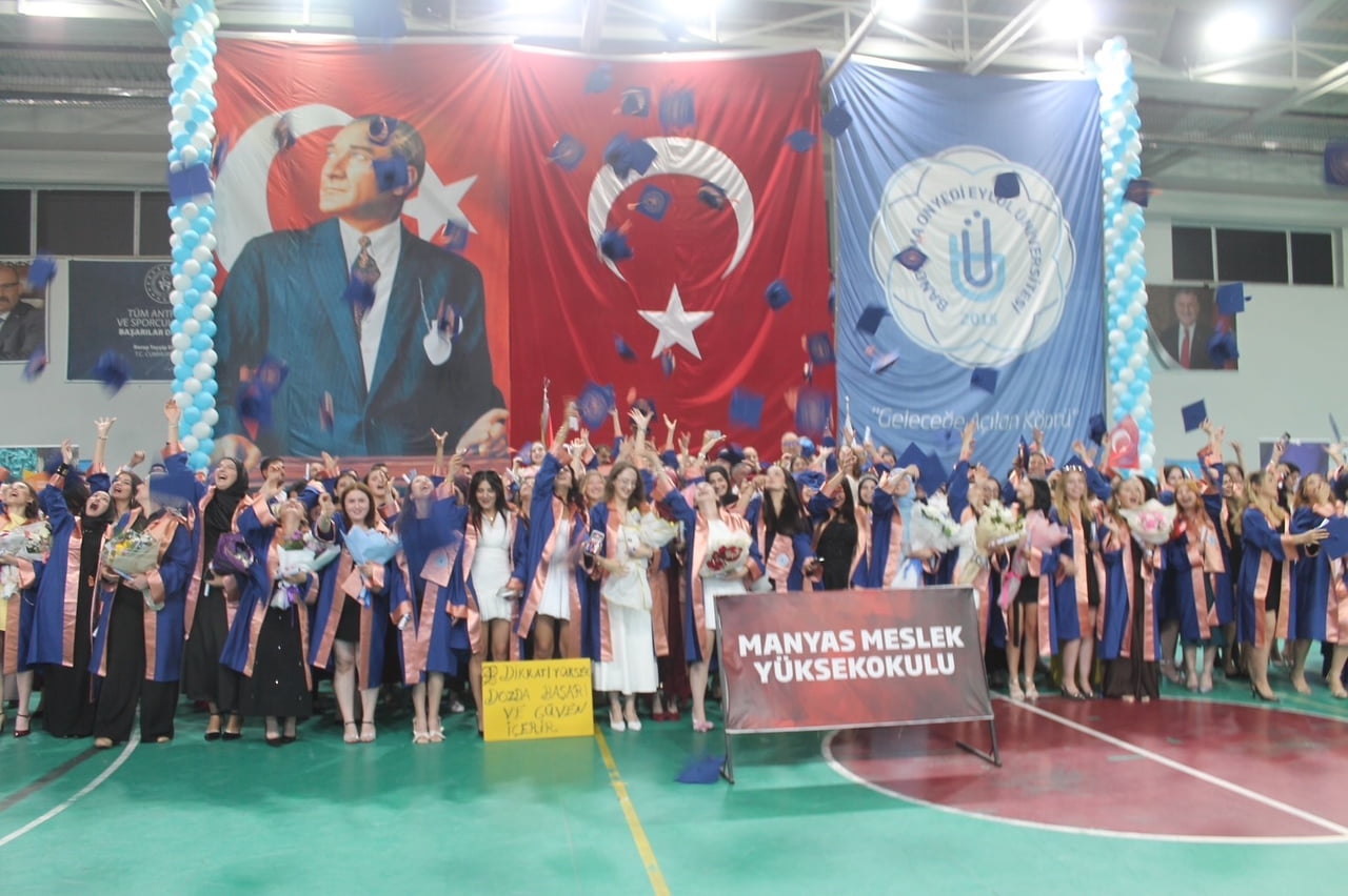 MANYAS MYO'DA MEZUNİYET COŞKUSU