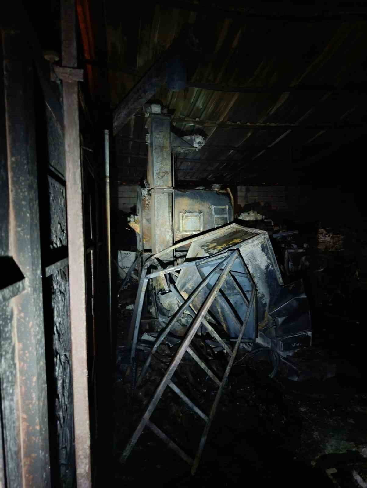 MARDİN'İN KIZILTEPE İLÇESİNDE ISI YALITIM ATÖLYESİNDE ÇIKAN YANGIN SÖNDÜRÜLDÜ.