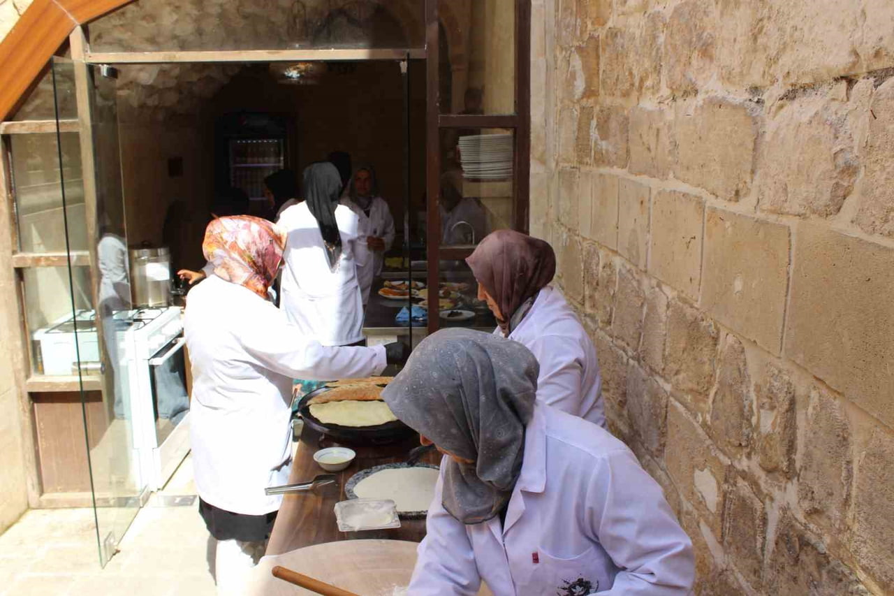 MARDİN'İN MİDYAT İLÇESİNDE KOOPERATİF ÇATISI ALTINDA BULUŞAN KADINLAR EL EMEKLERİ İLE YÖRESEL...