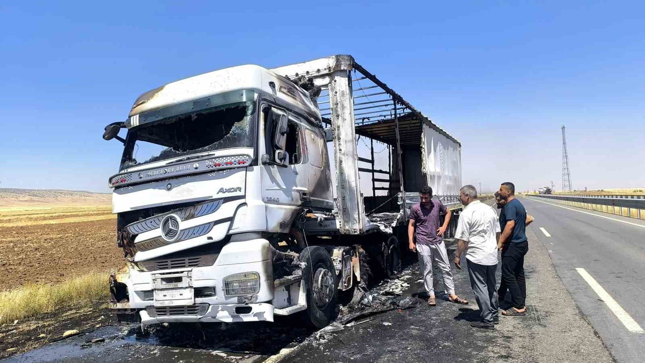 MARDİN'İN NUSAYBİN İLÇESİNDE SEYİR HALİNDEYKEN ALEV ALAN TIR, İTFAİYE EKİPLERİNCE...