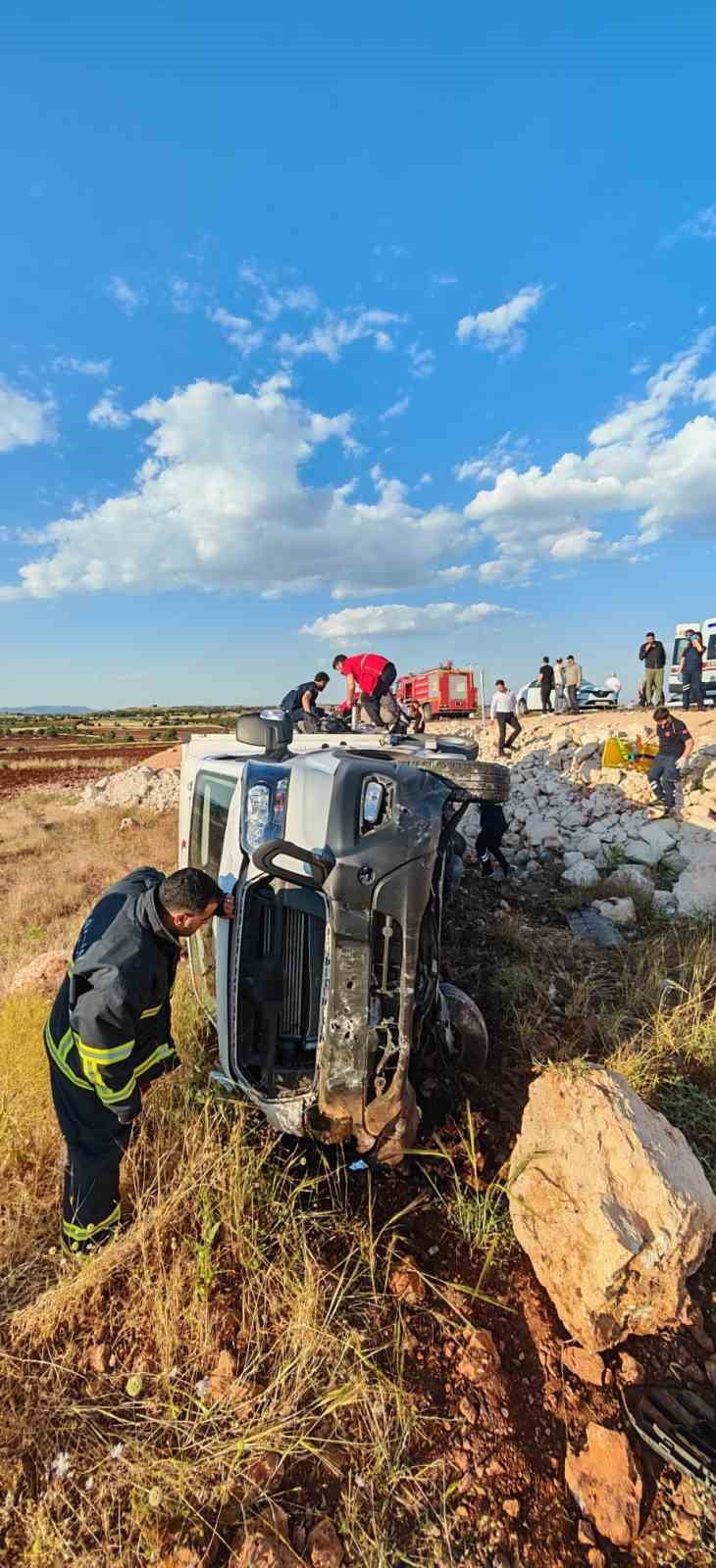 MARDİN’DE ’DE TÜRK KIZILAY KAMYONETİ ŞARAMPOLE YUVARLANDI: 4 YARALI