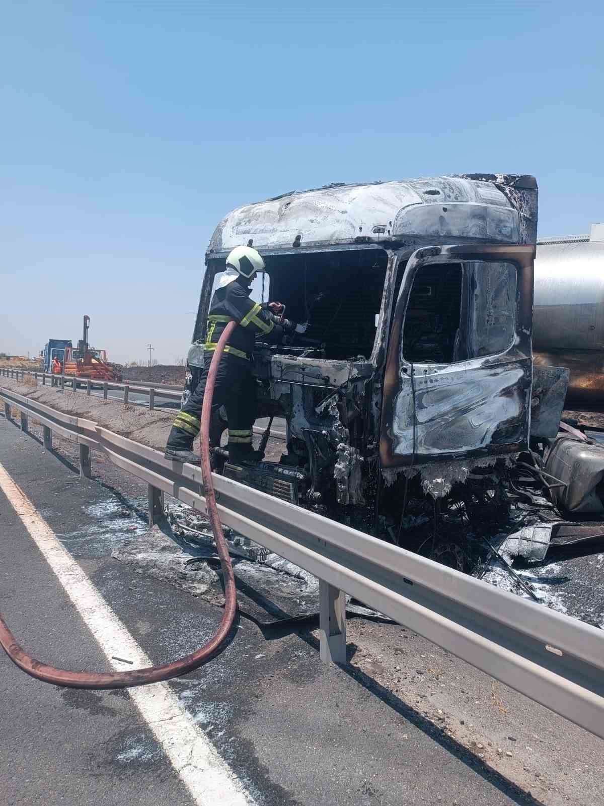 MARDİN’DE SEYİR HALİNDEKİ TIRDA ÇIKAN YANGIN SÖNDÜRÜLDÜ.