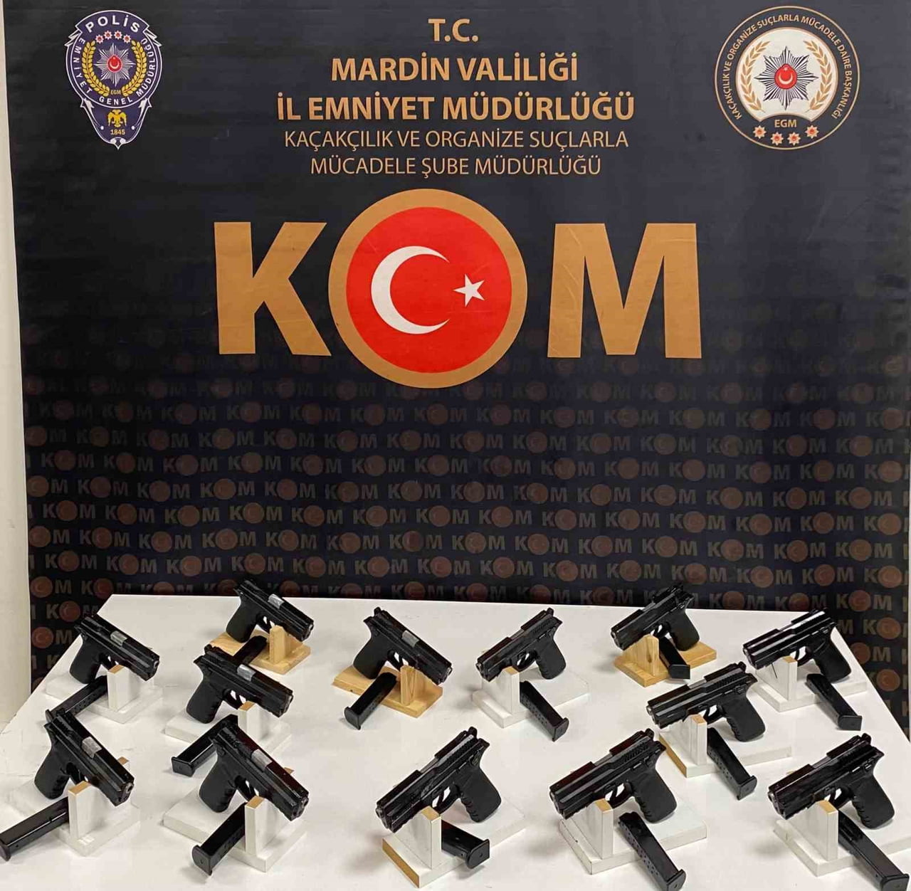 MARDİN’İN ARTUKLU İLÇESİNDE DÜZENLENEN OPERASYONDA 13 RUHSATSIZ TABANCA İLE BU SİLAHLARA AİT 13...