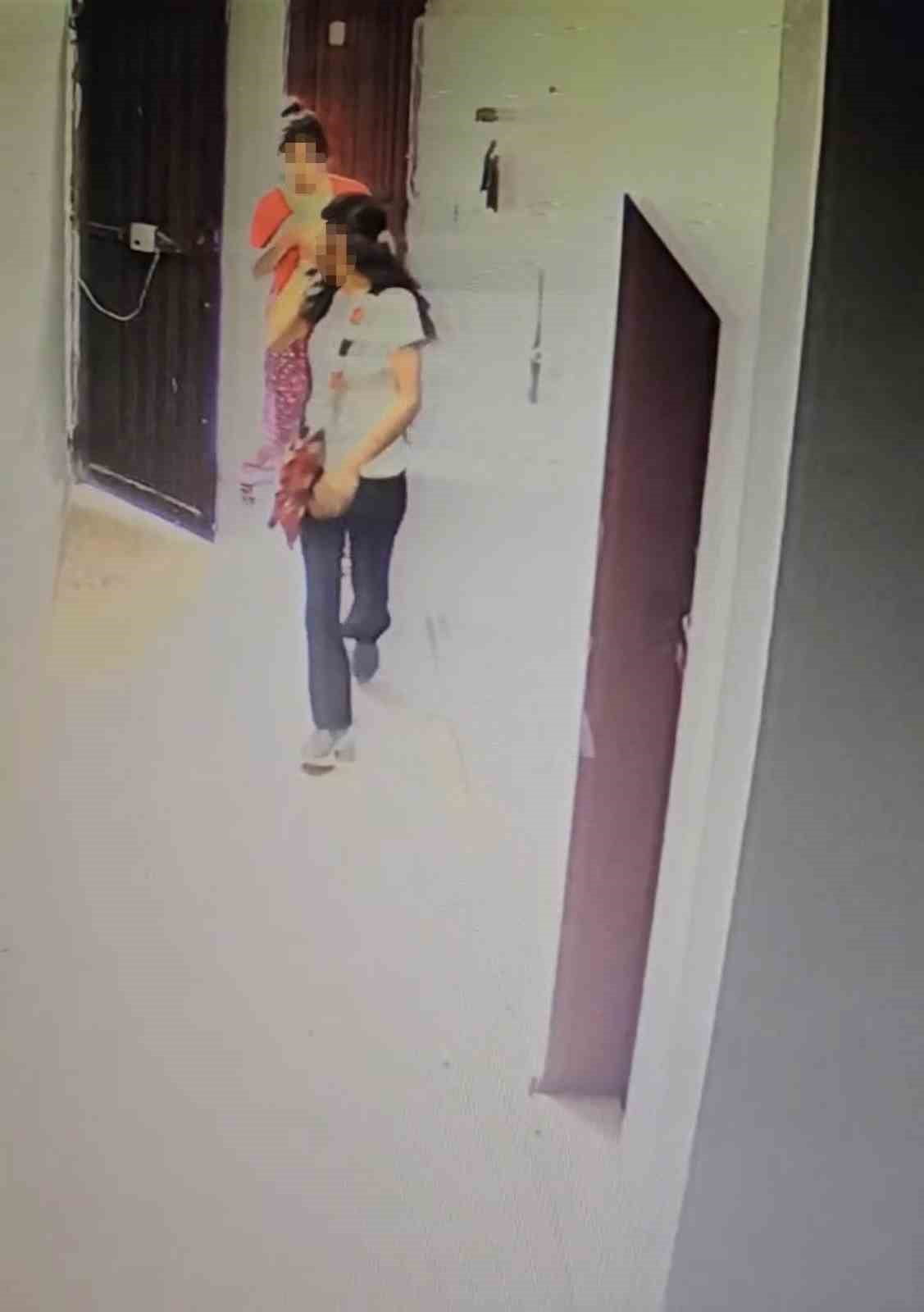 MARDİN’İN KIZILTEPE İLÇESİNDE BİR APARTMANIN GİRİŞ KAPISINI ZORLAYAN 2 ŞÜPHELİ, GÜVENLİK...