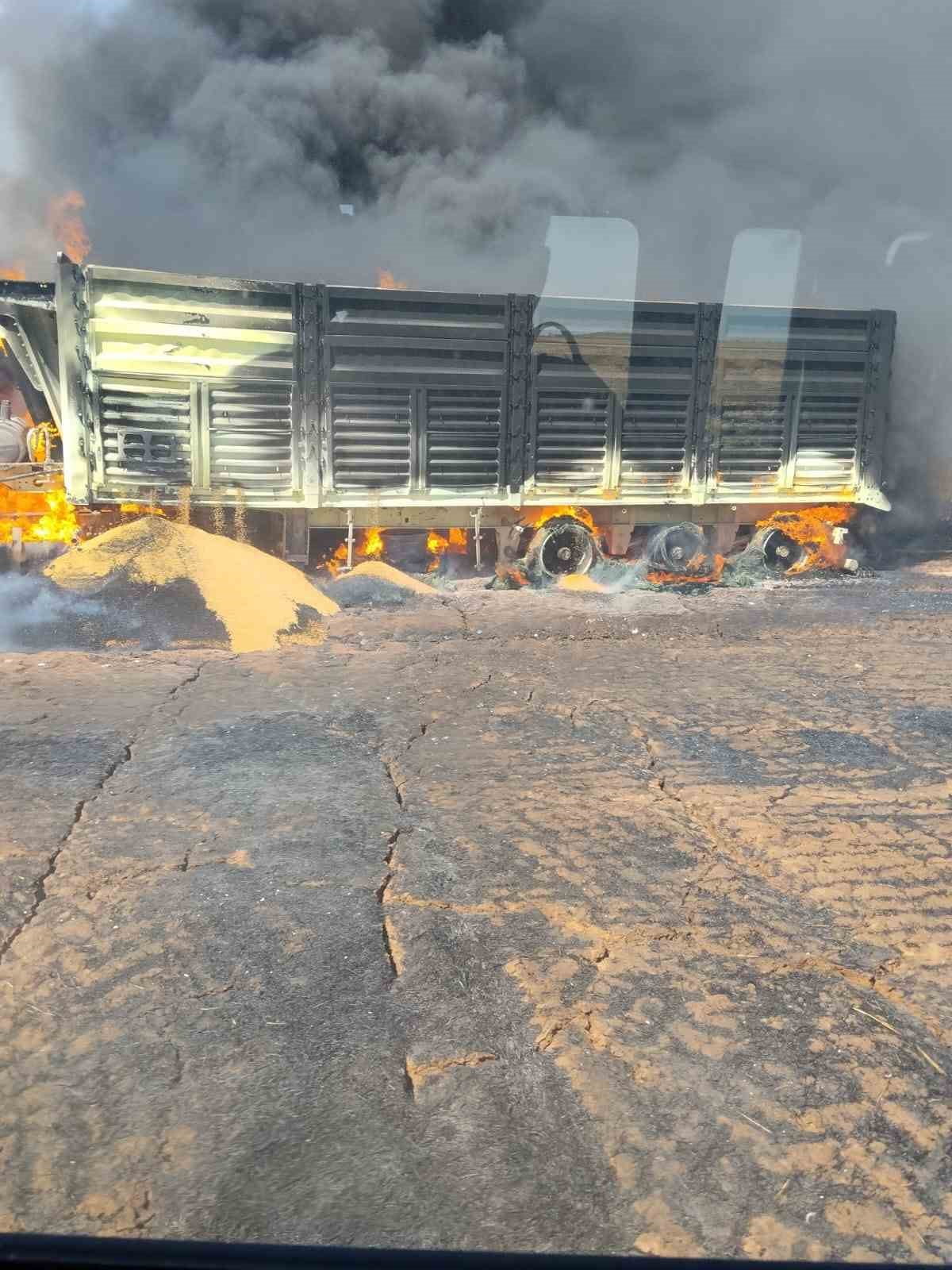 MARDİN’İN KIZILTEPE İLÇESİNDE ÇIKAN YANGINDA, BUĞDAY YÜKLÜ BİR TIR TAMAMEN YANARAK KULLANILAMAZ...