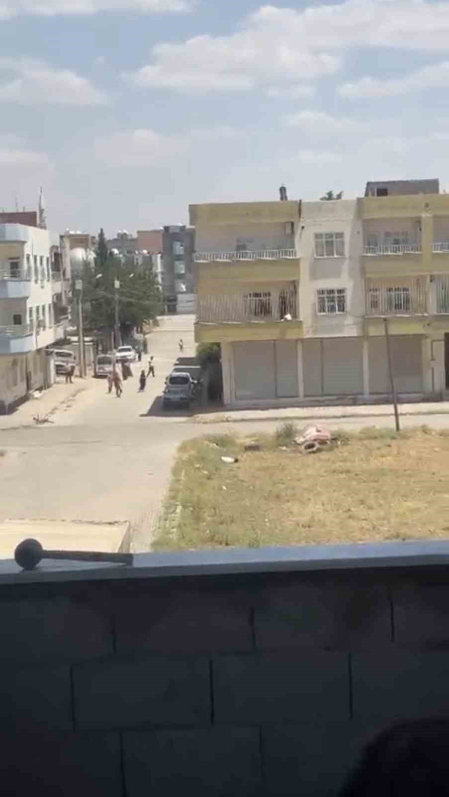MARDİN’İN KIZILTEPE İLÇESİNDE KOMŞU İKİ AİLE ARASINDA ÇIKAN, 1 KİŞİNİN HAYATINI KAYBETTİĞİ VE 3...
