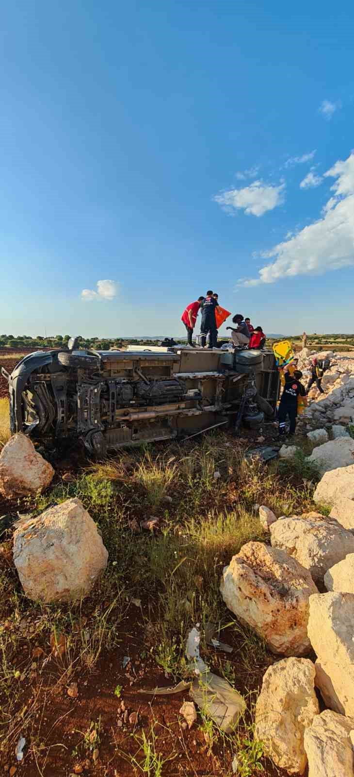 MARDİN’İN ÖMERLİ İLÇESİNDE KONTROLDEN ÇIKARAK ŞARAMPOLE YUVARLANAN TÜRK KIZILAY’A AİT HİZMET...