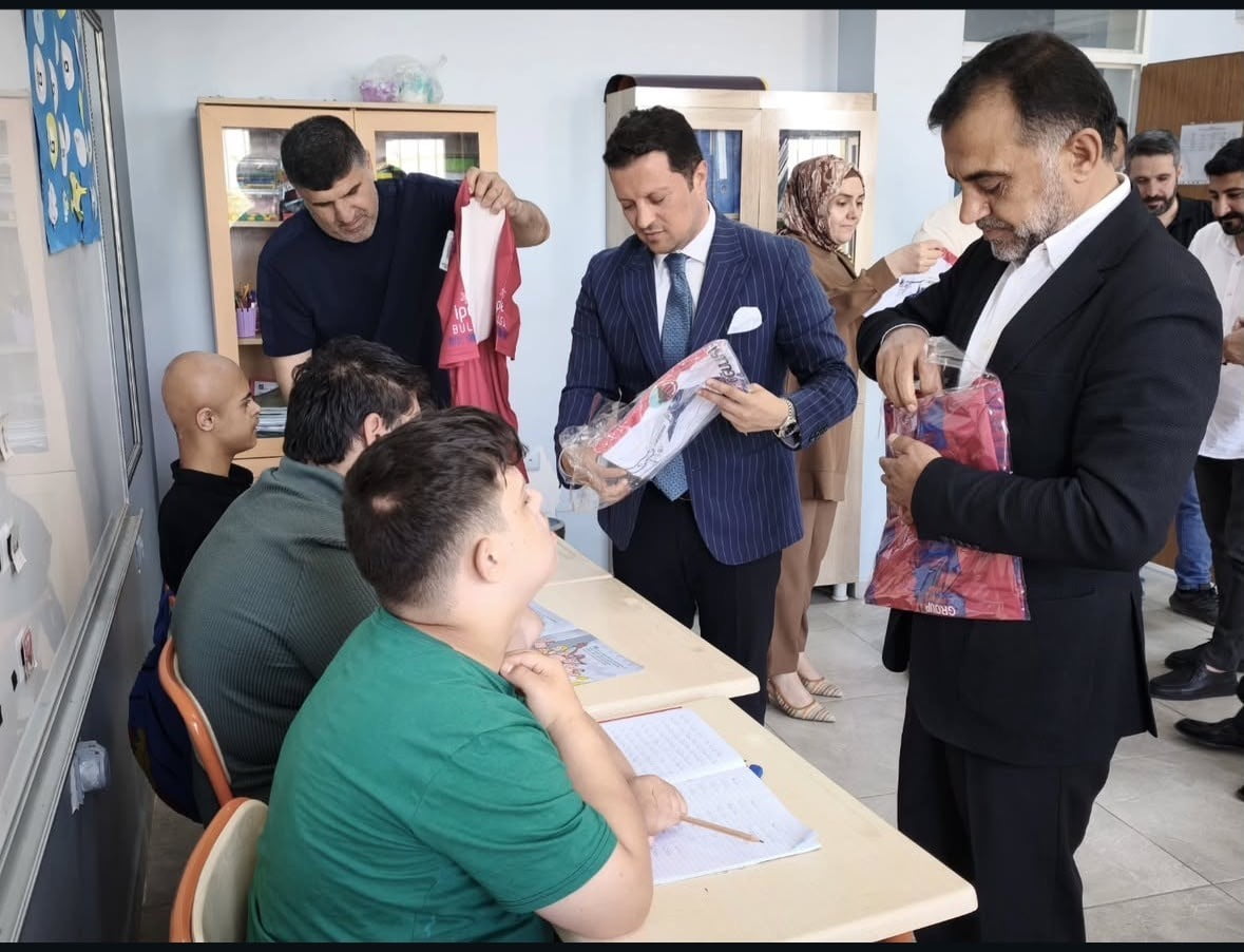 MARDİN TSO BAŞKAN ADAYI DUYAN’DAN ÖZEL EĞİTİM ÖĞRENCİLERİNE FORMA HEDİYESİ