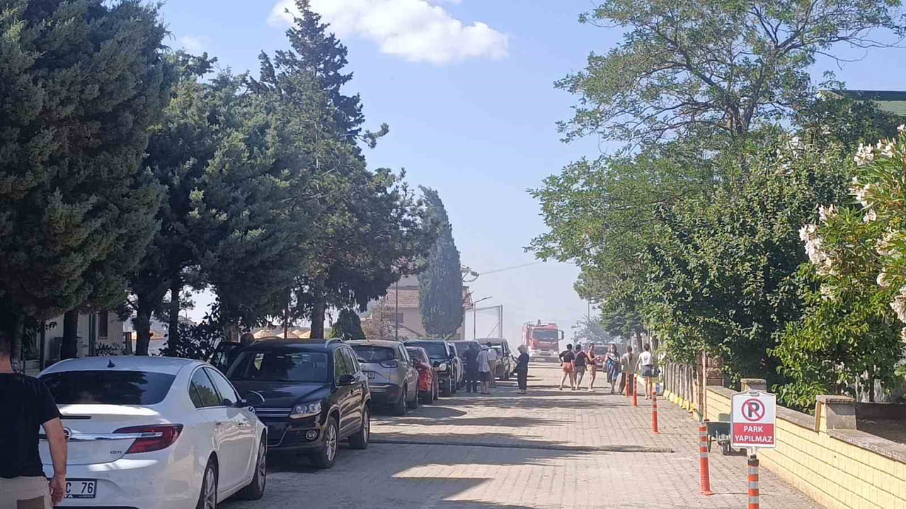 MARMARAEREĞLİSİ İLÇESİNDE TARIM ARAZİLERİNDE ÇIKAN YANGIN, KUVVETLİ RÜZGARIN ETKİSİYLE KISA SÜREDE...