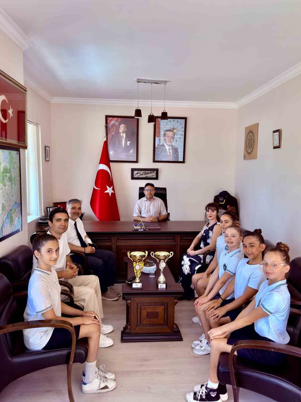 MARMARİS'İN ŞAMPİYON JİMNASTİKÇİLERİ KAYMAKAM KAYA'YI ZİYARET ETTİ