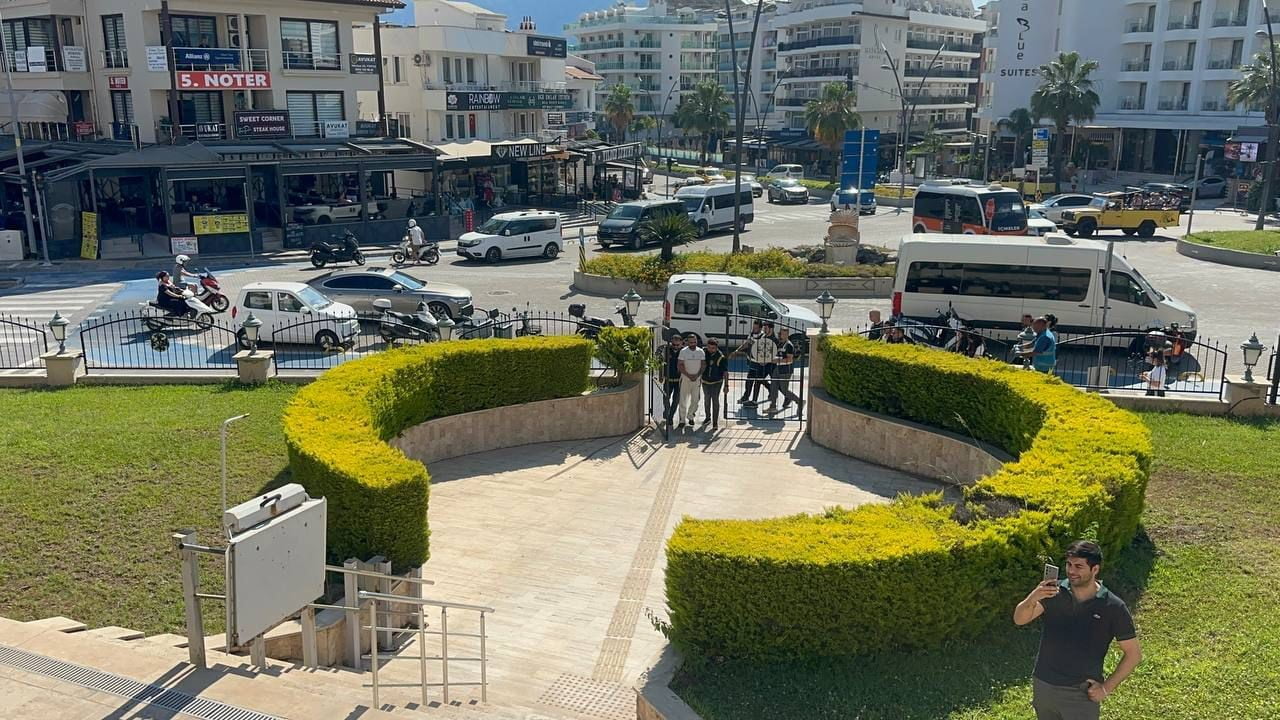 MARMARİS'TEKİ SİLAHLI SALDIRI SORUŞTURMASINDA 5 ŞÜPHELİ ADLİYEYE SEVK EDİLDİ