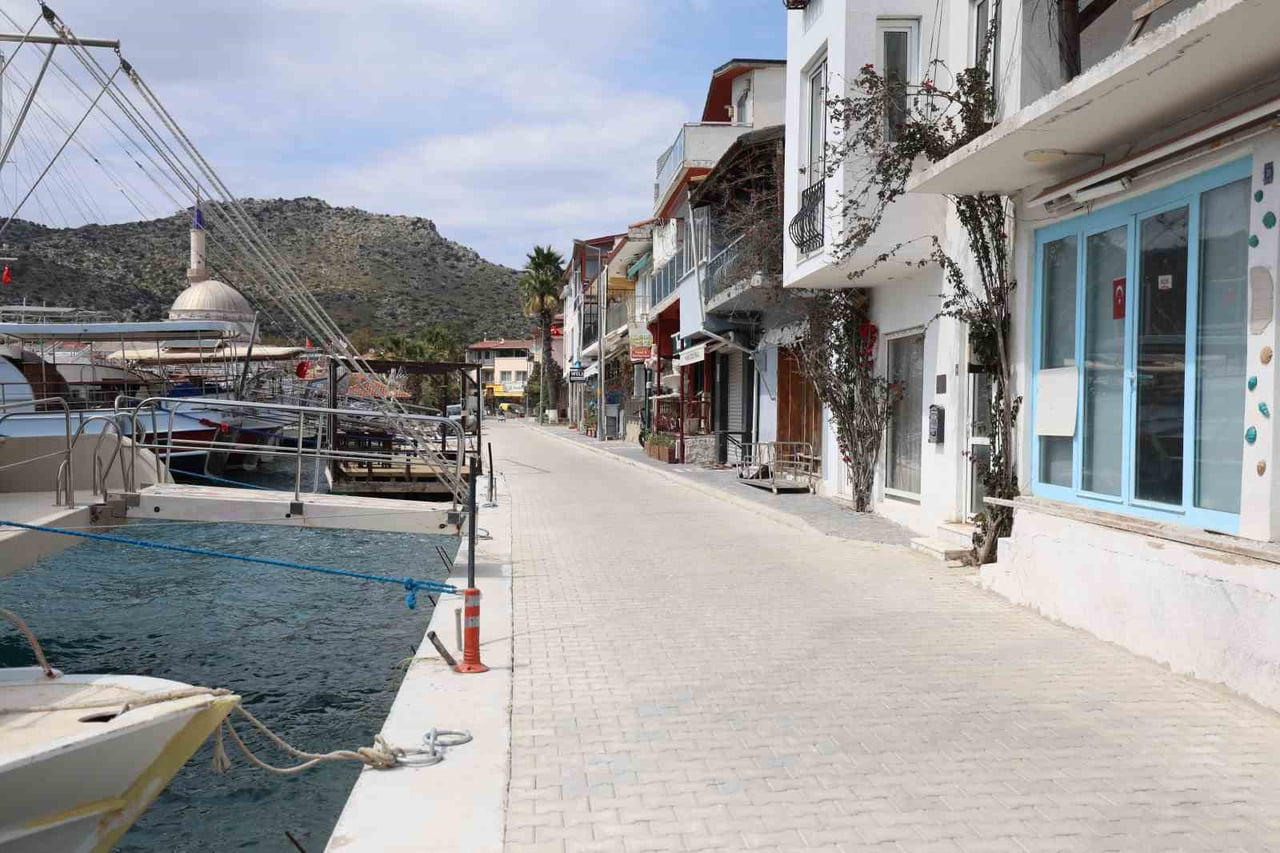 MARMARİS BELEDİYESİ TARAFINDAN BOZBURUN’DA 1,5 KİLOMETRELİK SAHİL HATTINDA YÜRÜTÜLEN YENİLEME...