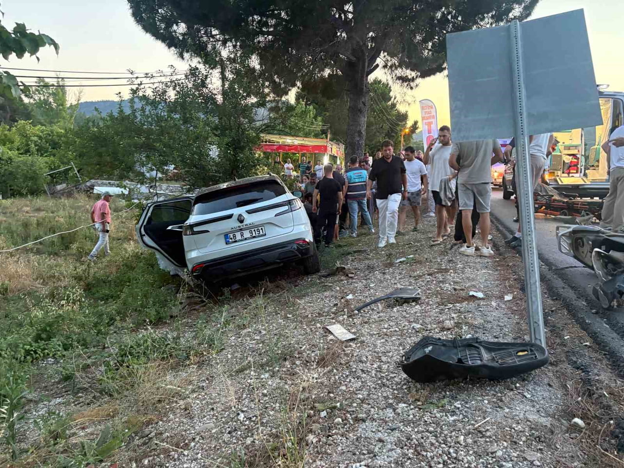 MARMARİS-DATÇA YOLU ÇAYIROVA MAHALLESİ MEVKİİNDE OTOMOBİL İLE MOTOSİKLETİN ÇARPIŞTIĞI KAZADA 21...