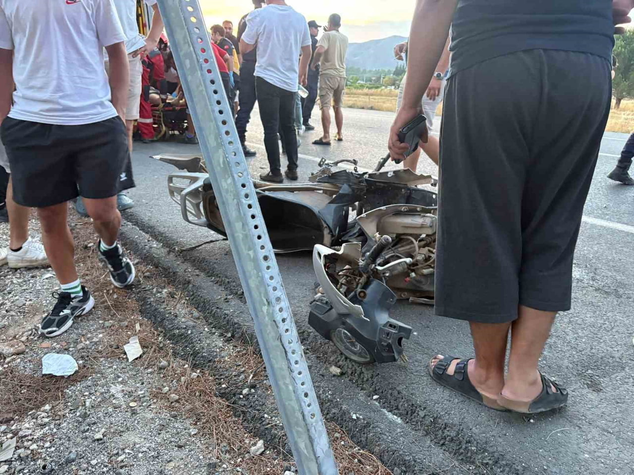 MARMARİS-DATÇA YOLU ÇAYIROVA MAHALLESİ MEVKİİNDE OTOMOBİL İLE MOTOSİKLETİN ÇARPIŞTIĞI KAZADA 21...