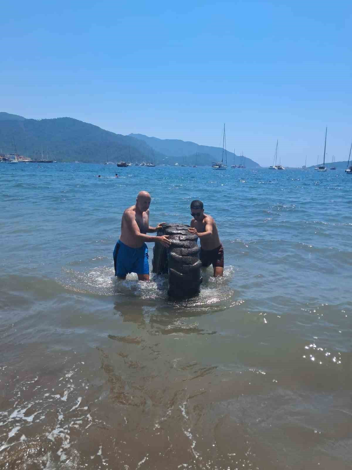 MARMARİS HALK PLAJI'NDA DENİZDEN ÇIKAN DEV LASTİK ŞAŞIRTTI
