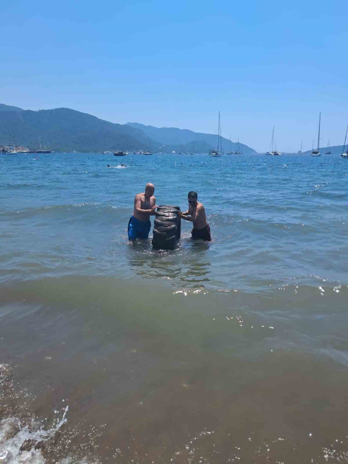 MARMARİS HALK PLAJI'NDA DENİZDEN ÇIKAN DEV LASTİK ŞAŞIRTTI
