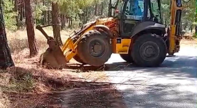 MARMARİS’TE ORMAN YANGINLARINA KARŞI YOL KENARLARINDA YOĞUN MESAİ