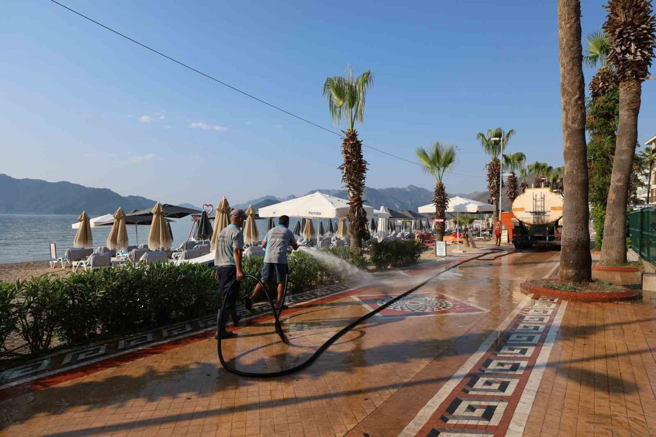 MARMARİS’TE TEMİZLİK ÇALIŞMALARI SÜRÜYOR