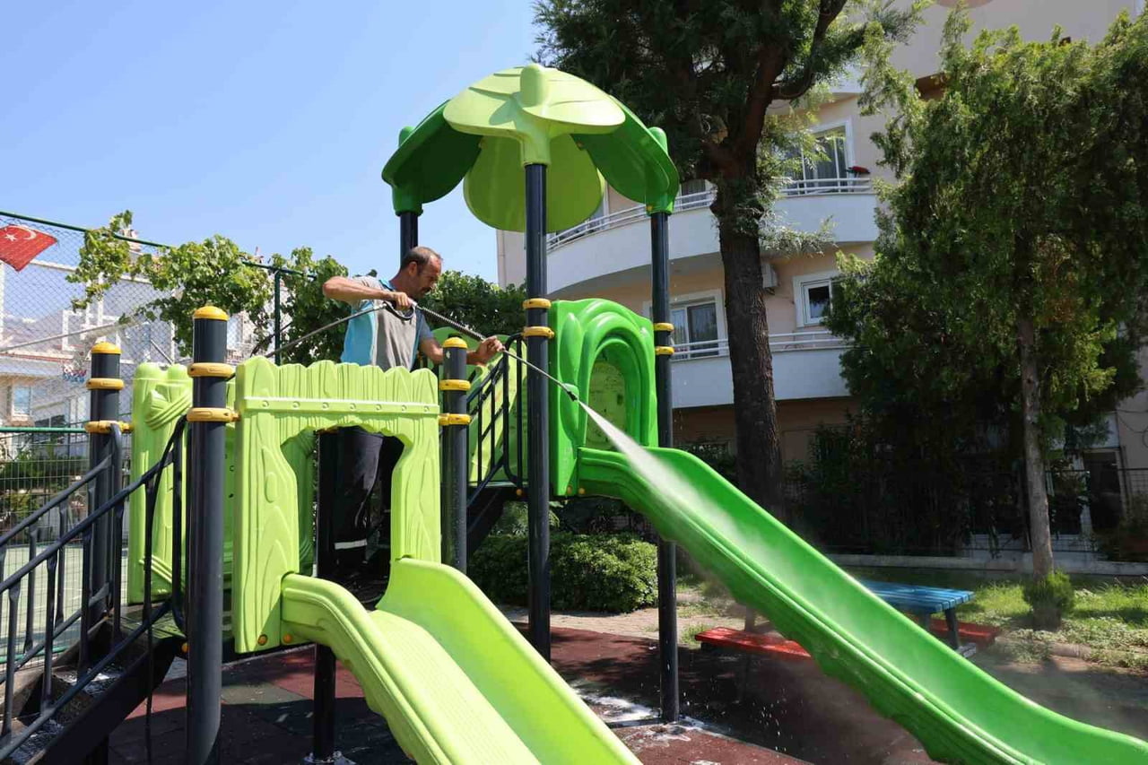 MARMARİS’TE TEMİZLİK ÇALIŞMALARI SÜRÜYOR
