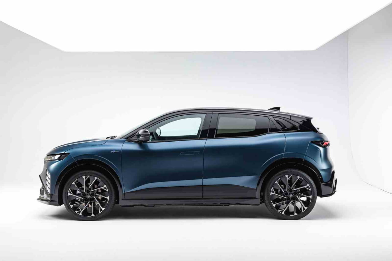 MEGANE E-TECH ELEKTRİKLİ, SPORTİF VE MODERN YENİ ÖN CEPHESİ, DONANIMI VE OTUZDAN FAZLA SÜRÜŞ...