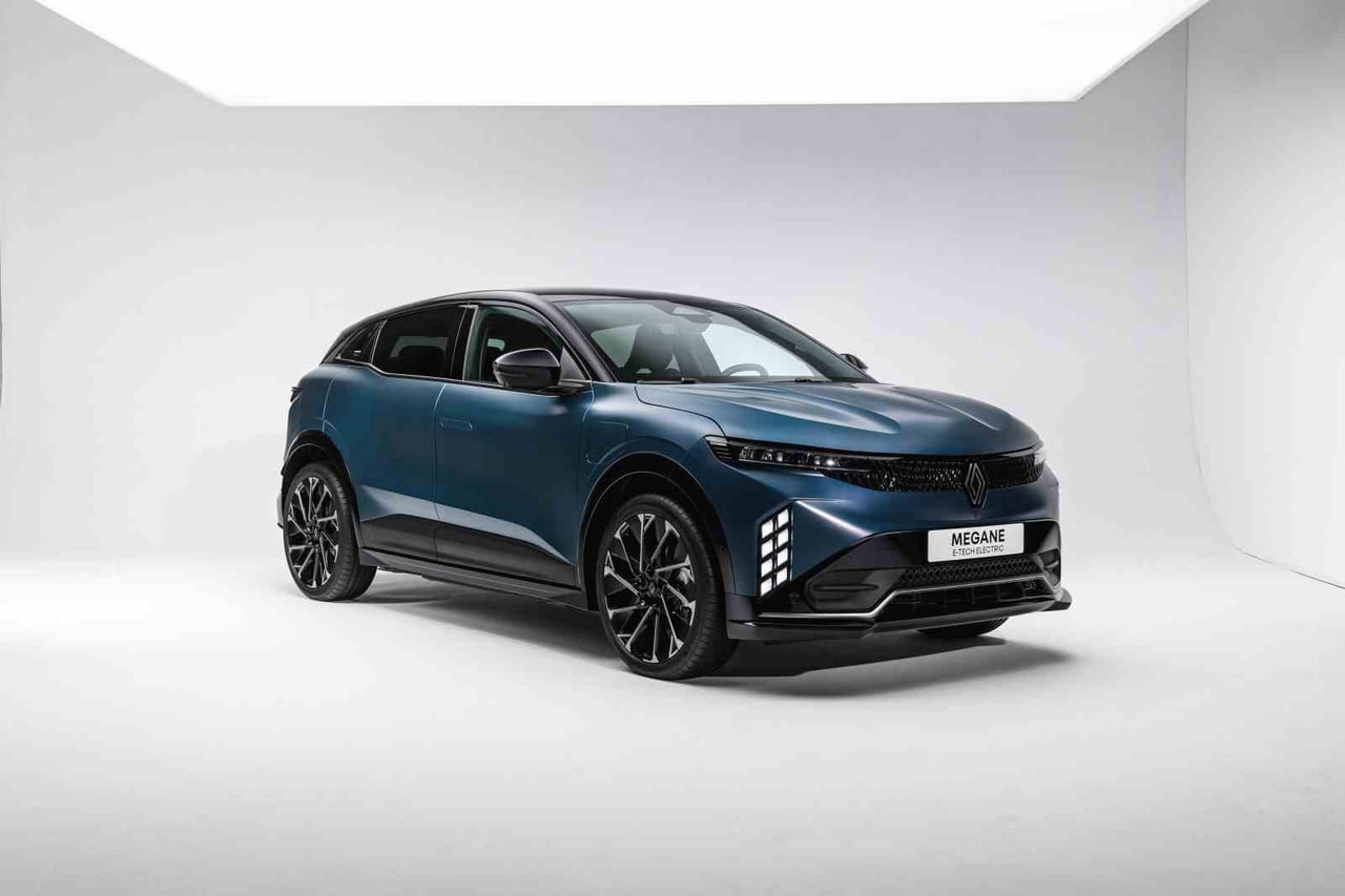 MEGANE E-TECH ELEKTRİKLİ, SPORTİF VE MODERN YENİ ÖN CEPHESİ, DONANIMI VE OTUZDAN FAZLA SÜRÜŞ...