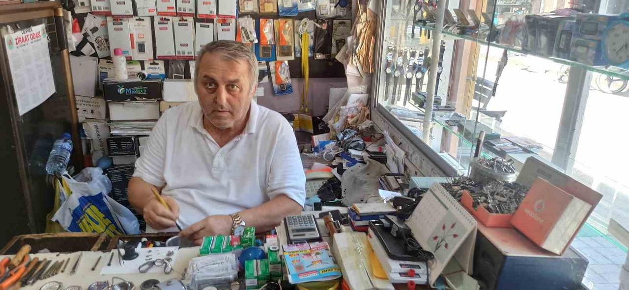 MEHMET ALTUNSOY İSİMLİ USTA YENİ ELEMANLARIN YETİŞMEMESİNDEN DOLAYI ARTIK SAAT TAMİR MESLEĞİNİN...