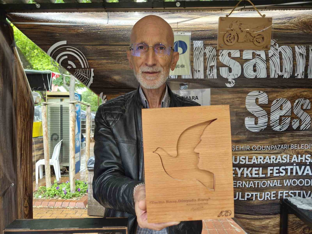 MEHMET DÜNDAR, ELLERİYLE ŞEKİLLENDİRDİĞİ FİGÜRLERLE KÜRESEL DÜNYA DÜZENİNİ VE TOPLUMSAL SANCILARI...