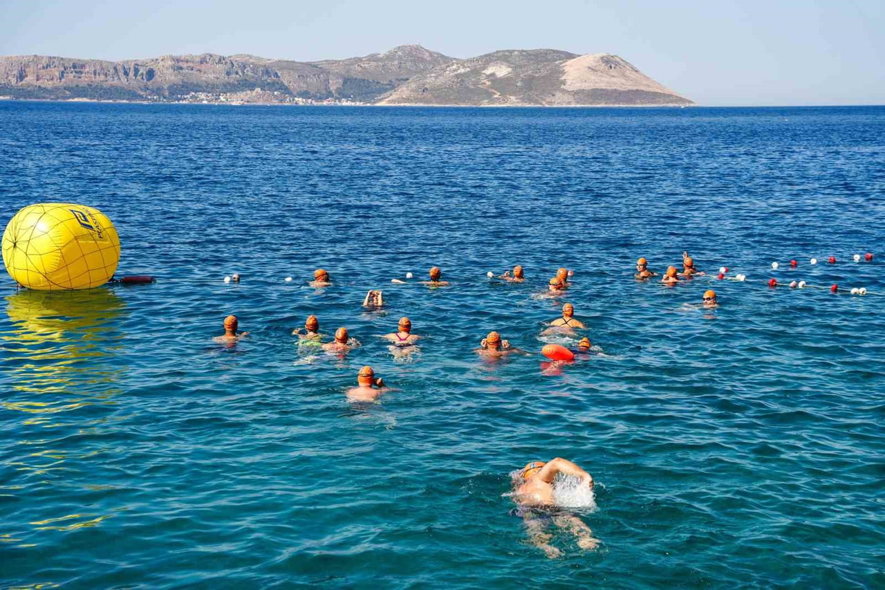 MEİS-KAŞ YÜZME MARATONU'NDA SPORCULAR DOSTLUK İÇİN KULAÇ ATTI
