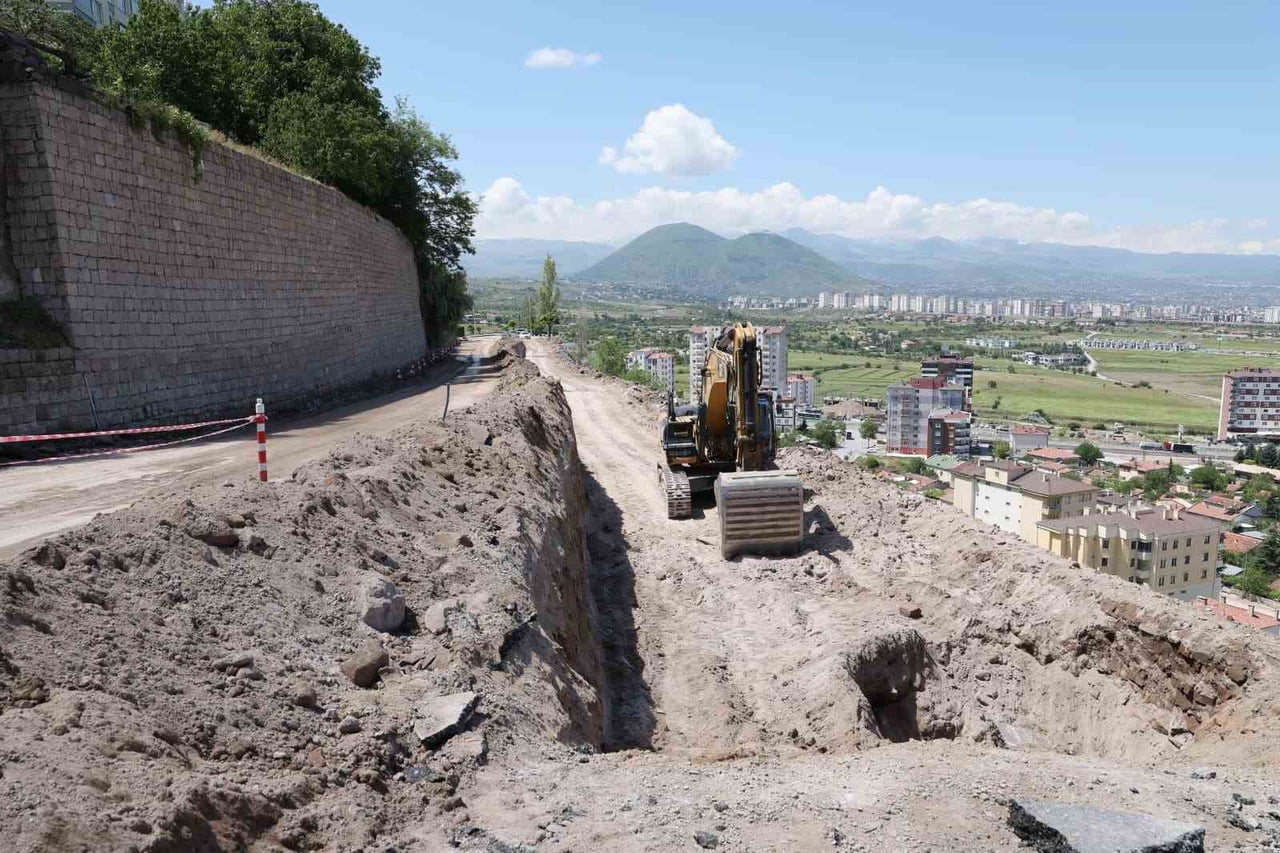 MELİKGAZİ BELEDİYESİ; MİMARSİNAN MAHALLESİ ŞEHİT KEMAL ERGEN CADDESİ’NDE AŞIRI YAĞIŞLAR NEDENİYLE...