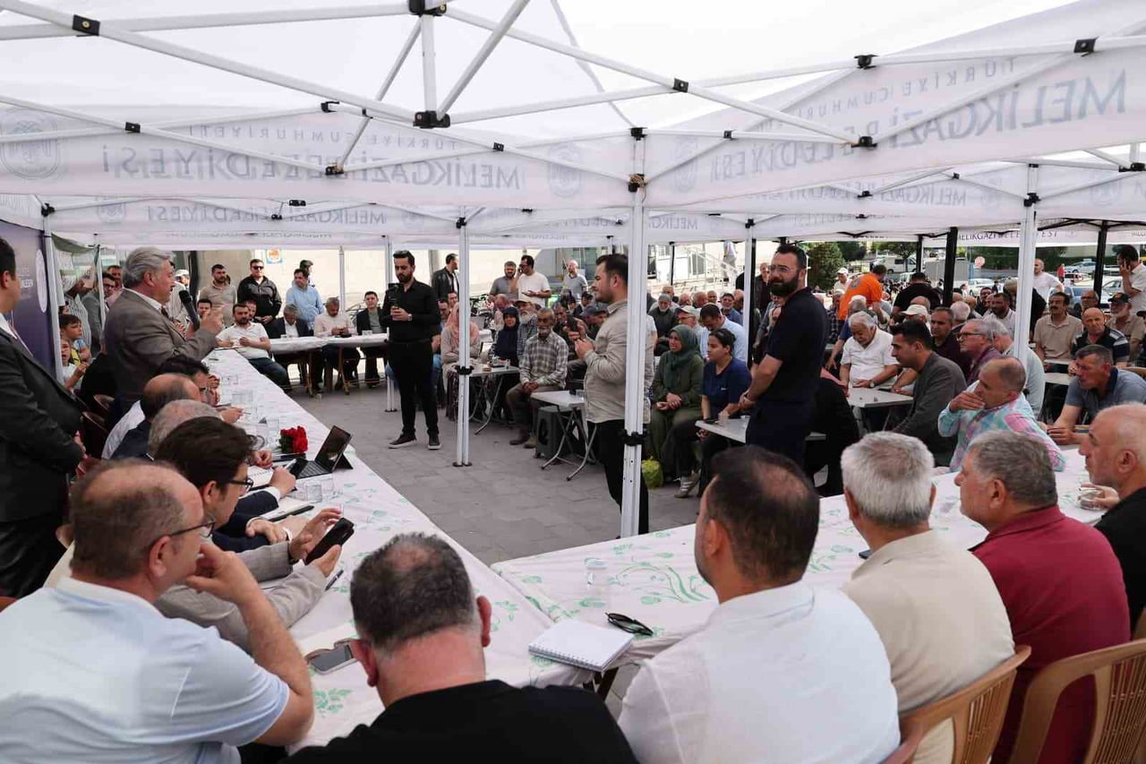 MELİKGAZİ İLÇESİNDE HIZLA DEVAM EDEN ‘VATANDAŞ SORUYOR, BAŞKAN CEVAPLIYOR’ PROGRAMLARI KAPSAMINDA...