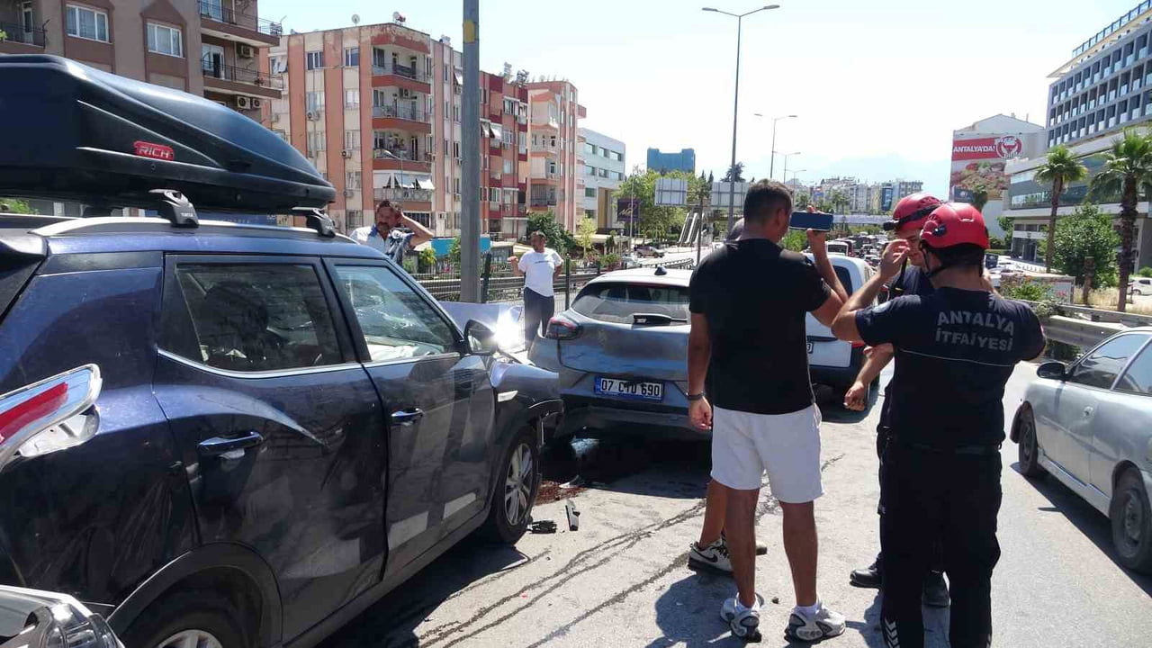 MEMDUH Y.'NUN KULLANDIĞI OTOMOBİL MEVLANA ÜST GEÇİDİNDE TRAFİKTE BEKLEMEKTE OLAN OTOMOBİLE...