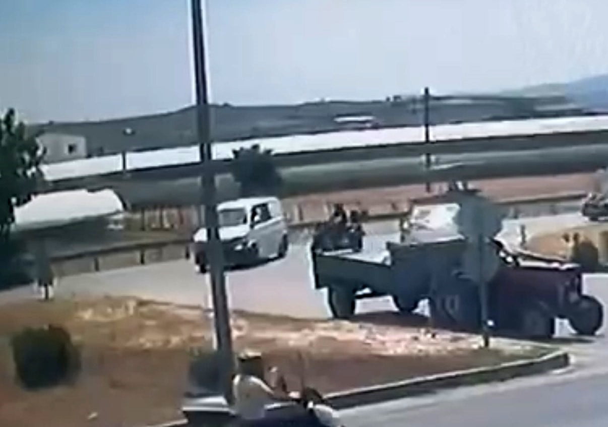 MENDERES İLÇESİNDE, PANELVANIN SAĞ ŞERİTTEN HATALI DÖNÜŞ YAPMASI SONUCU MEYDANA GELEN KAZADA...