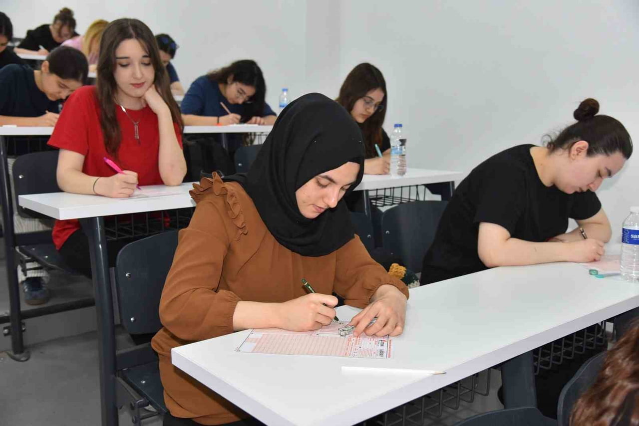 MENEMEN BELEDİYESİ, ÜNİVERSİTE SINAVINA HAZIRLANAN MEBGEM'Lİ ÖĞRENCİLERİN SINAV STRESİNİ EN AZA...