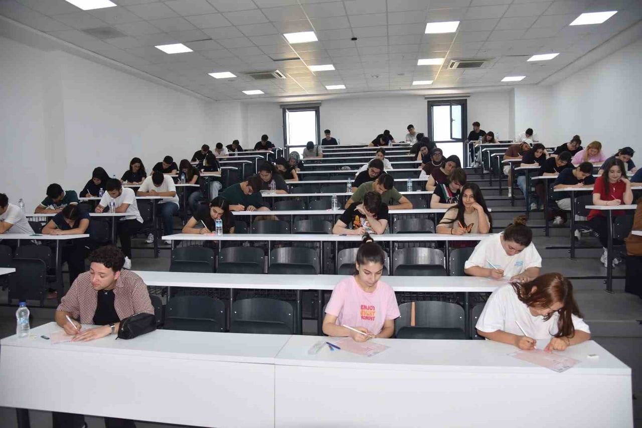 MENEMEN BELEDİYESİ, ÜNİVERSİTE SINAVINA HAZIRLANAN MEBGEM'Lİ ÖĞRENCİLERİN SINAV STRESİNİ EN AZA...