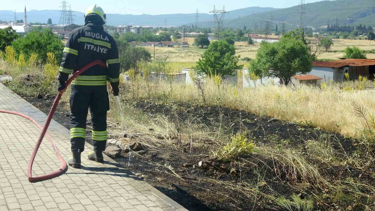 MENTEŞE'DE ATILAN SİGARA İZMARİTİ YANGIN ÇIKARDI