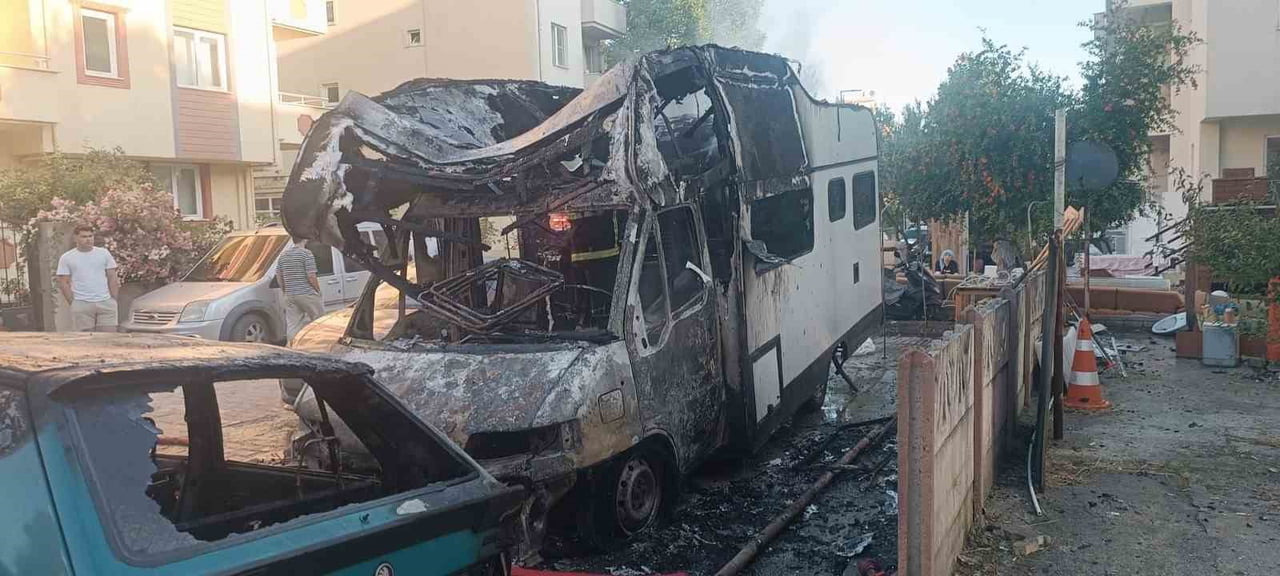 MENTEŞE'DE KARAVAN YANGINI: ALEV ALEV YANAN KARAVAN KÜLE DÖNDÜ