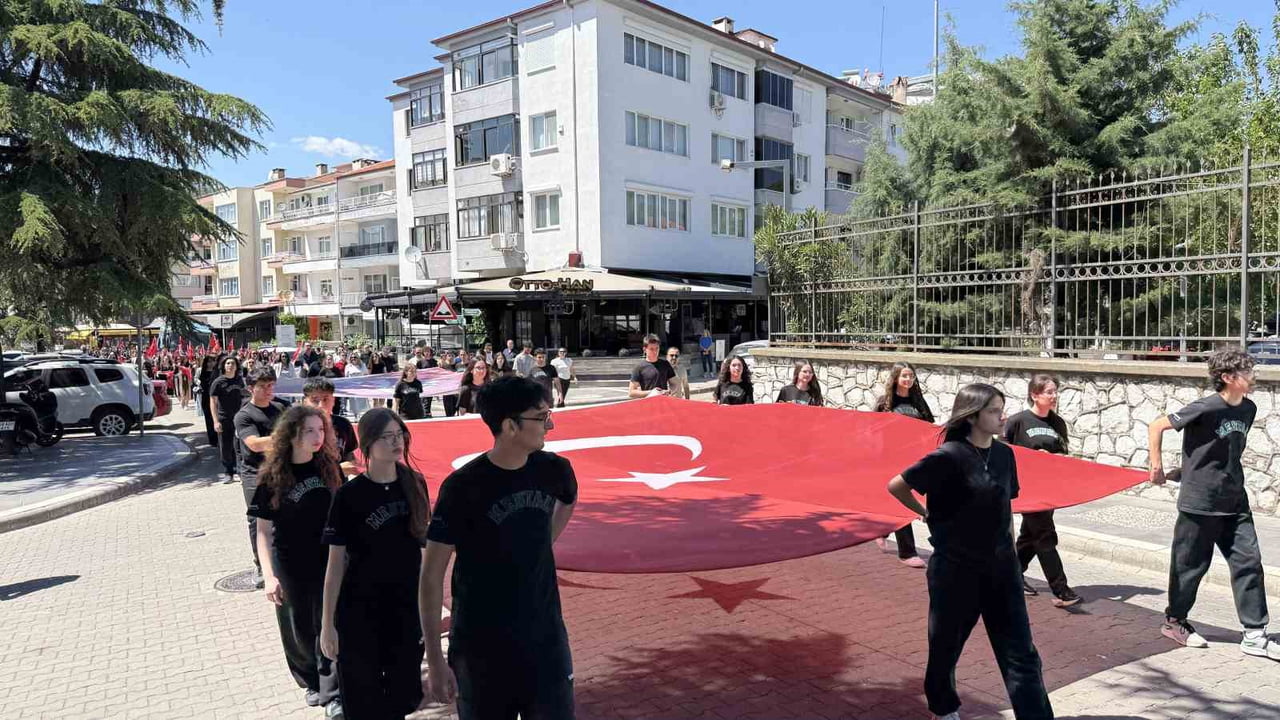 MENTEŞE ANADOLU LİSESİ ÖĞRENCİLERİ, GELENEKSELLEŞEN VEDA ETKİNLİĞİ KAPSAMINDA OKUL BAHÇESİNDEN...