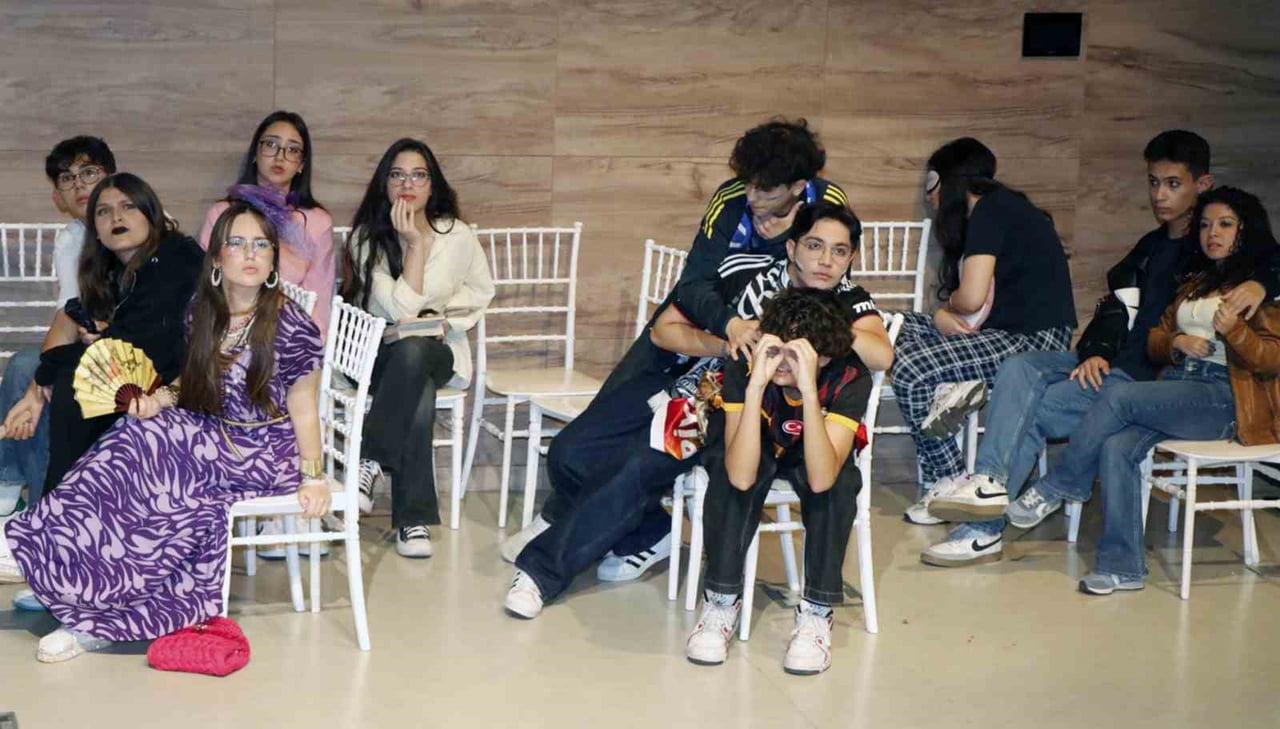 MENTEŞE ANADOLU LİSESİ ÖĞRENCİLERİNİN ‘OTOBÜS’ OYUNU BEĞENİ İLE İZLENDİ