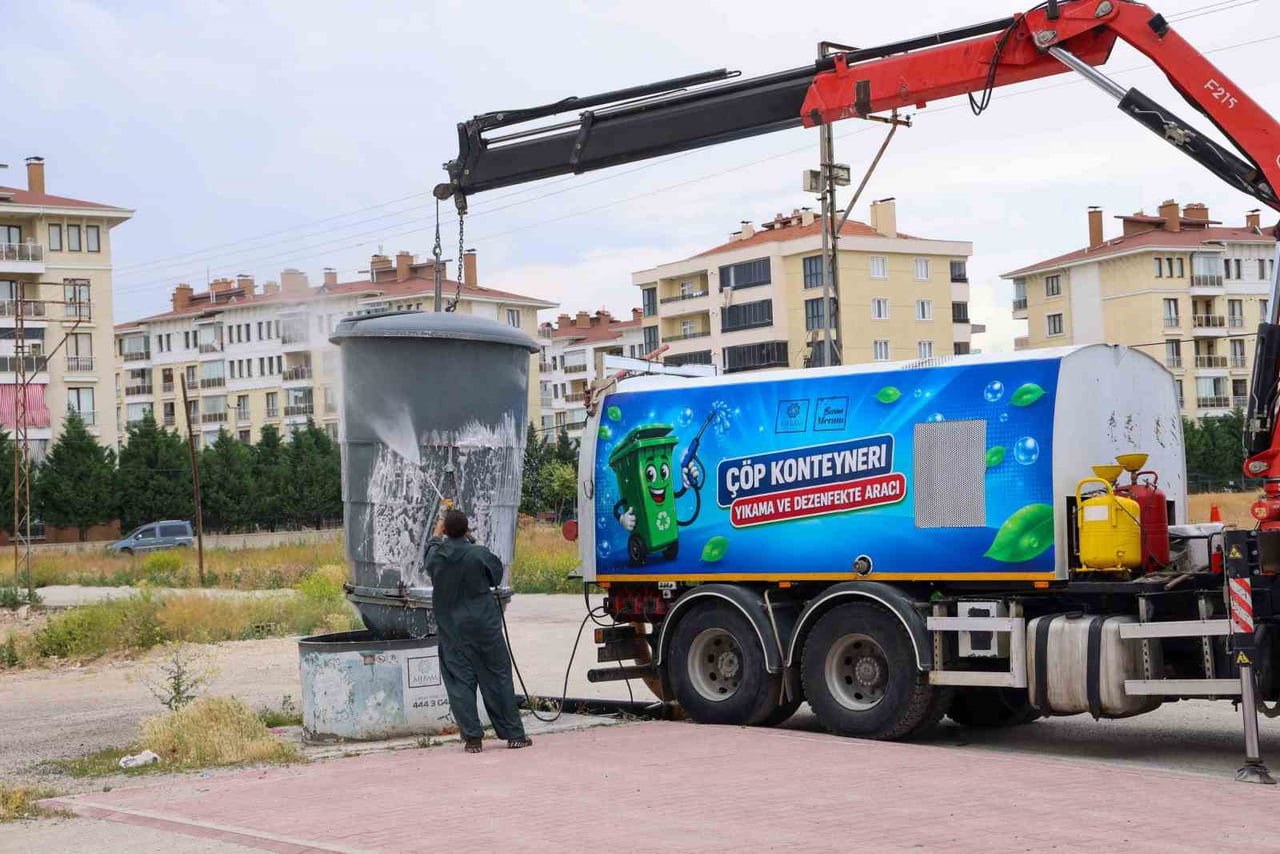 MERAM BELEDİYESİ, TEMİZ VE SAĞLIKLI BİR ÇEVRE İÇİN YIL BOYUNCA SÜRDÜRDÜĞÜ KONTEYNER TEMİZLİK...