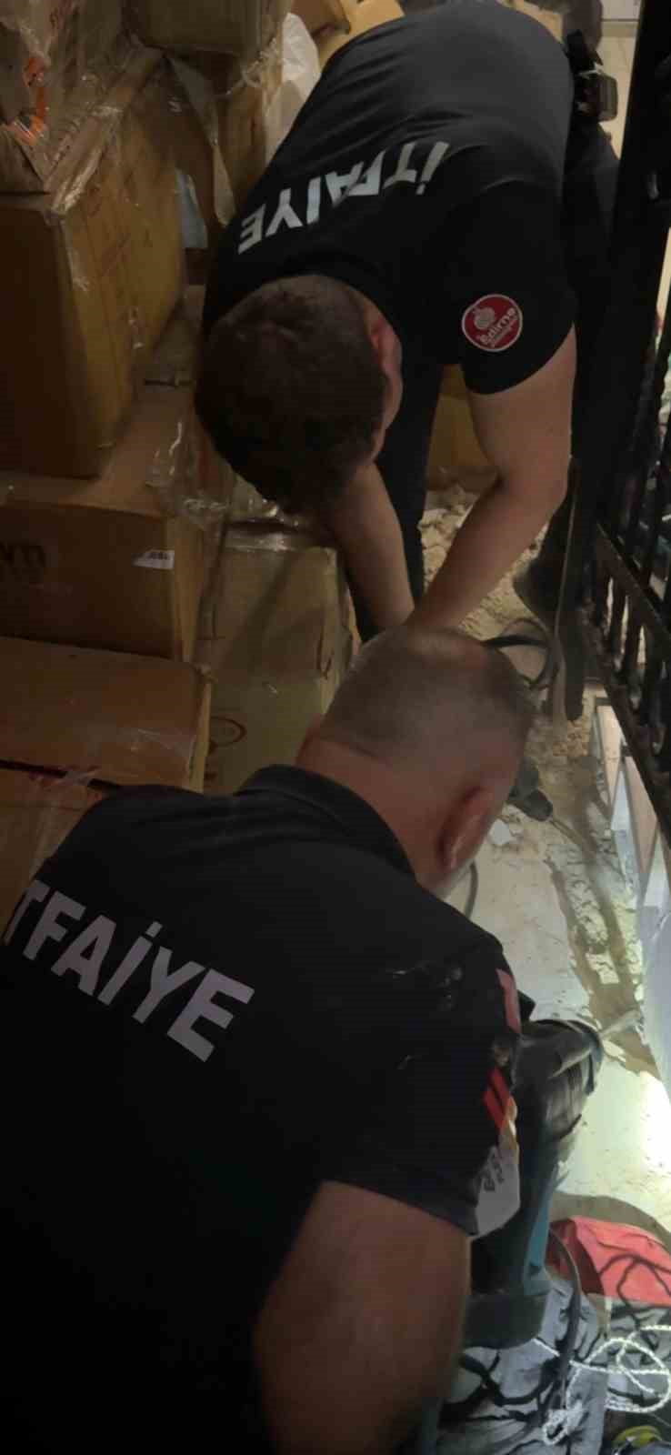 MERDİVEN BOŞLUĞUNA SIKIŞAN KEDİ MERDİVEN VE FAYANS KIRILARAK KURTARILDI