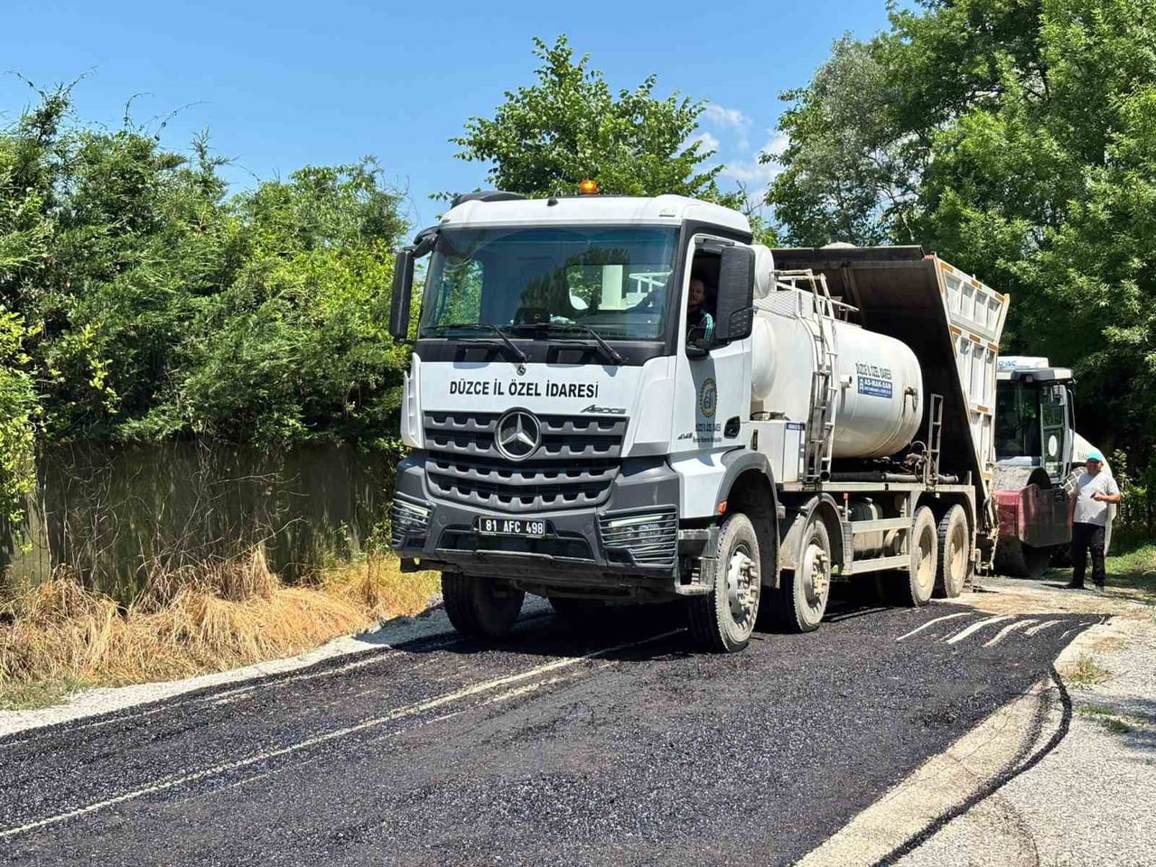 MERKEZ İLÇEYE BAĞLI KARADERE HASANAĞA KÖYÜ’NDE SATHİ KAPLAMA (SOĞUK ASFALT) ÇALIŞMALARI SÜRÜYOR....