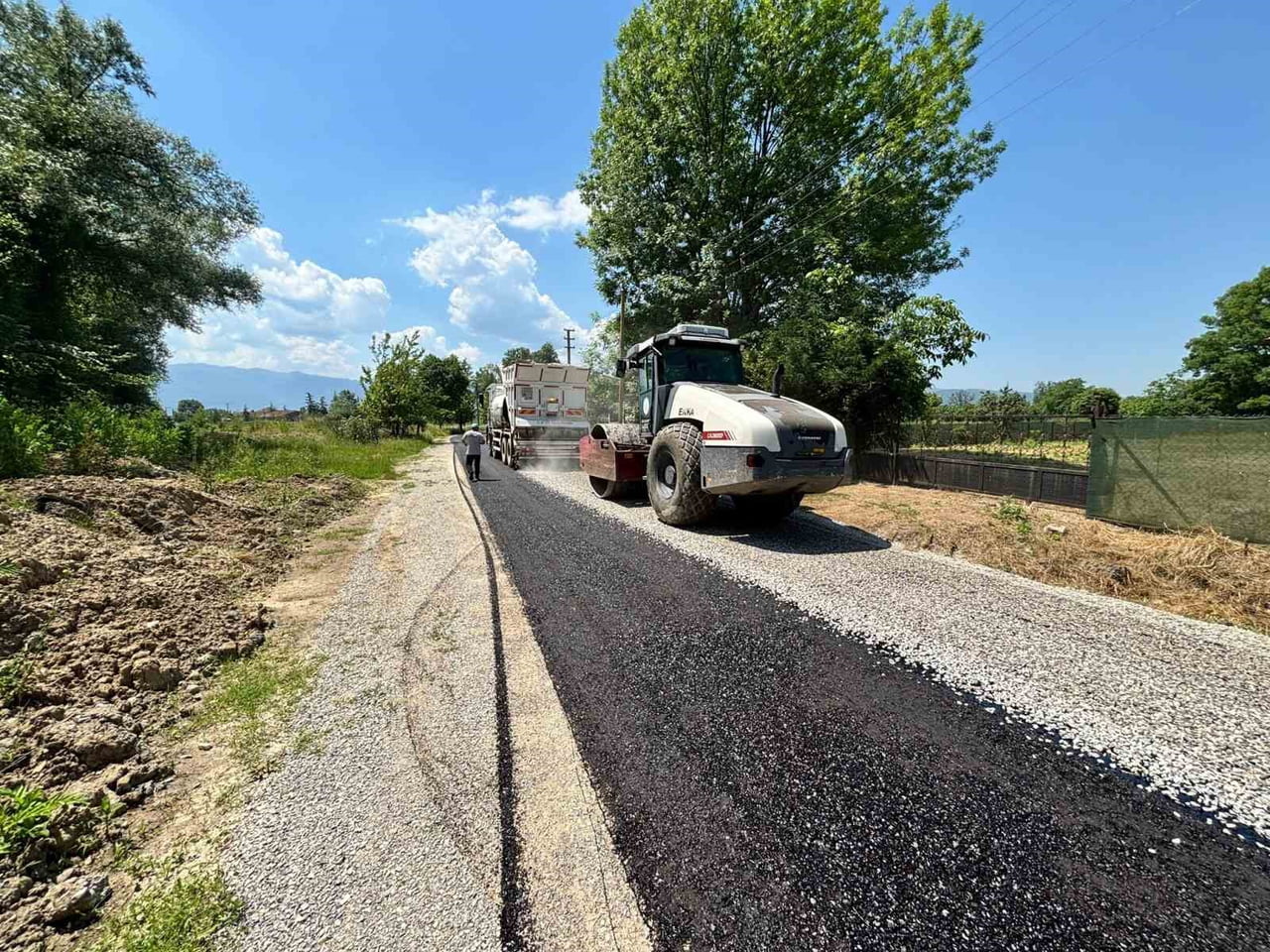 MERKEZ İLÇEYE BAĞLI KARADERE HASANAĞA KÖYÜ’NDE SATHİ KAPLAMA (SOĞUK ASFALT) ÇALIŞMALARI SÜRÜYOR....