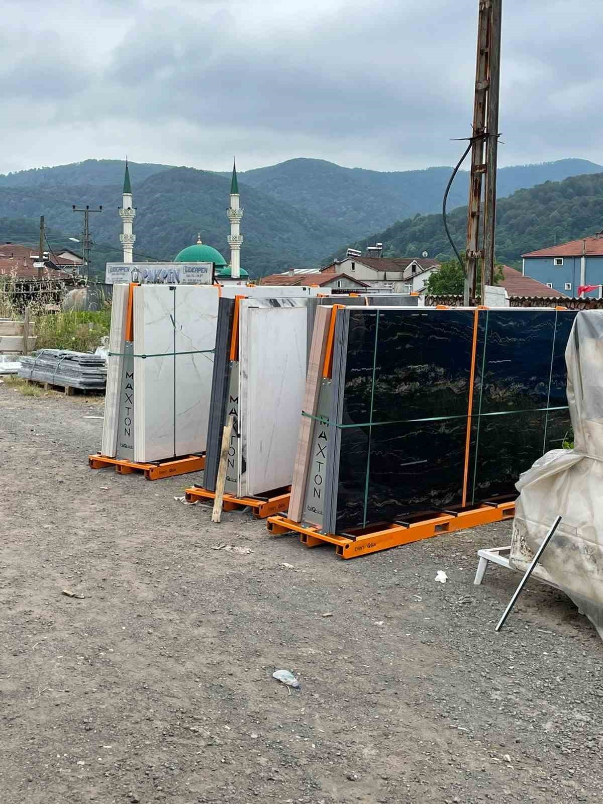 MERMER BLOKLARIN ARASINDA KALAN İŞÇİ AĞIR YARALANDI