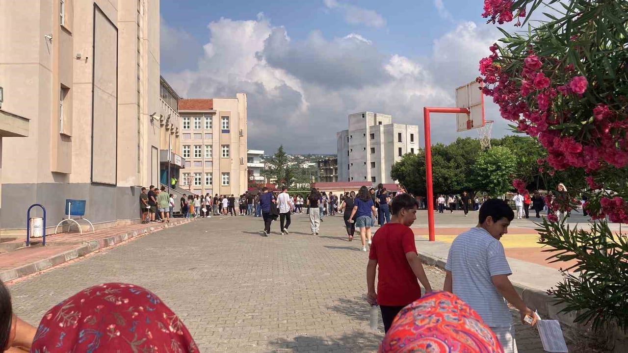 MERSİN'DE 25 BİN 965 ÖĞRENCİ 102 OKULDA TER DÖKERKEN, AİLELERİ DE DIŞARDA ONLAR İÇİN DUA...